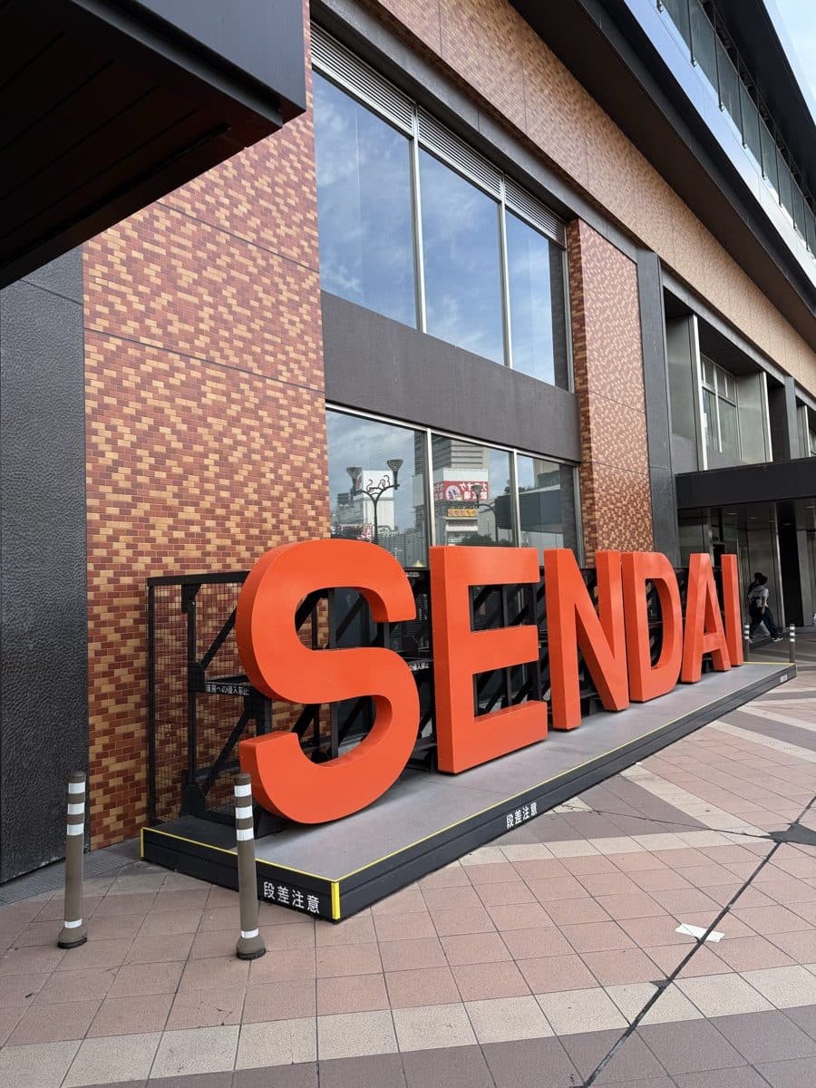 仙台駅前のSENDAIモニュメント