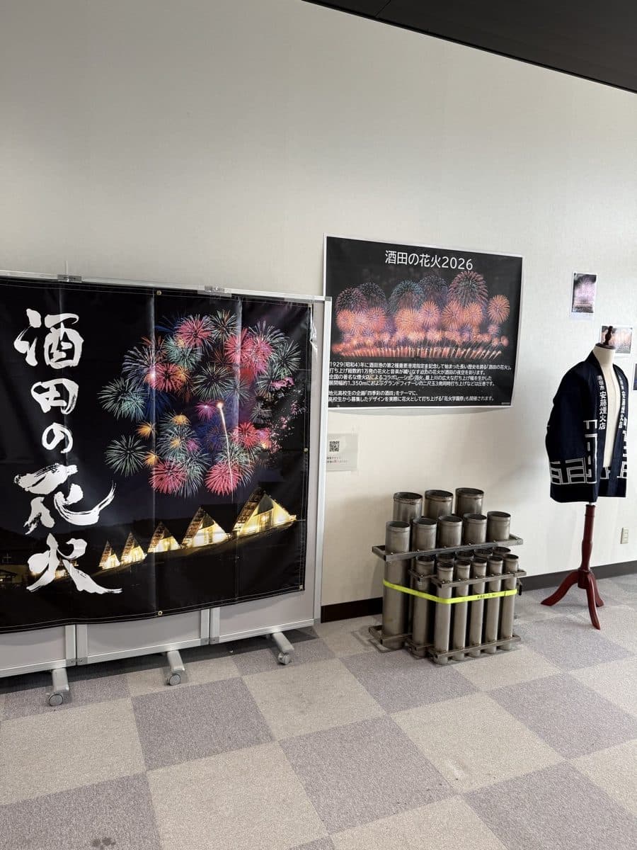 酒田の花火の展示。垂れ幕と打上筒