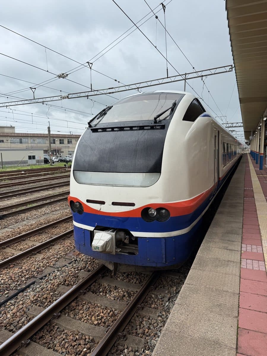 酒田駅ホームの特急いなほ