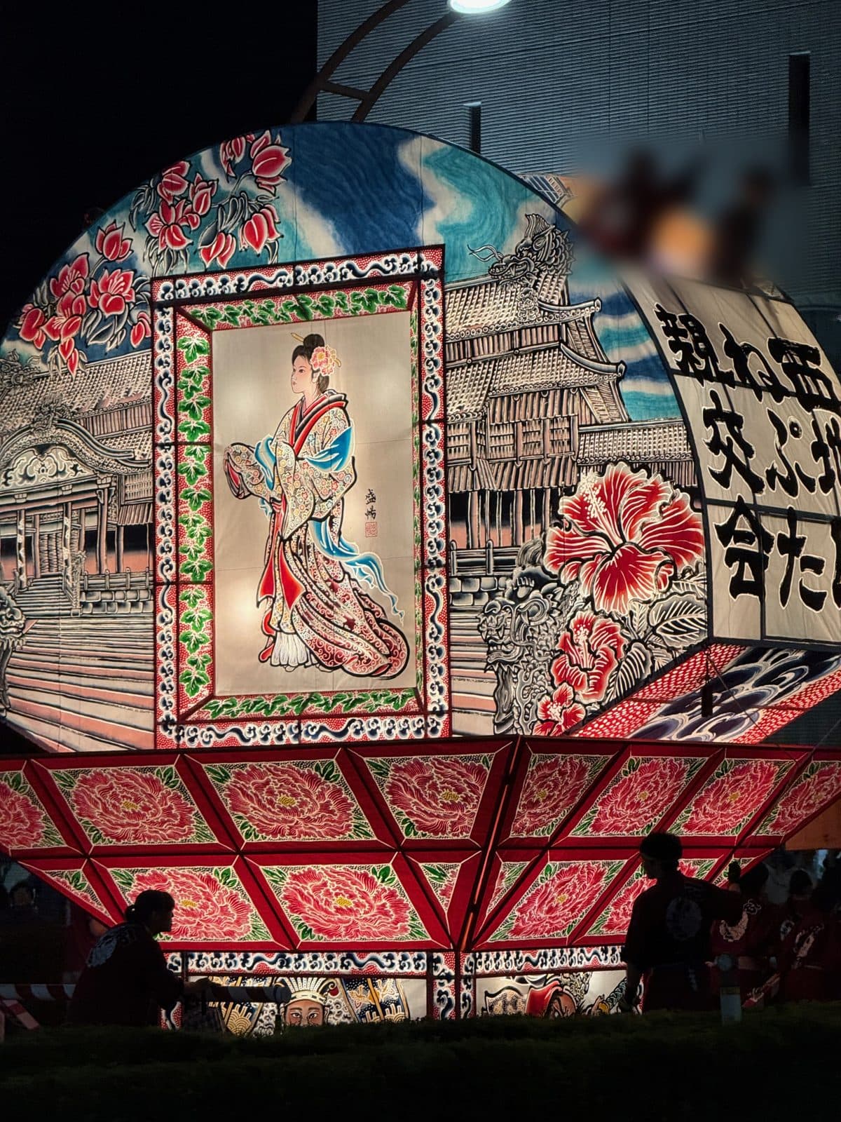弘前ねぷたの大扇。美人画と楼閣が灯りに浮かぶ