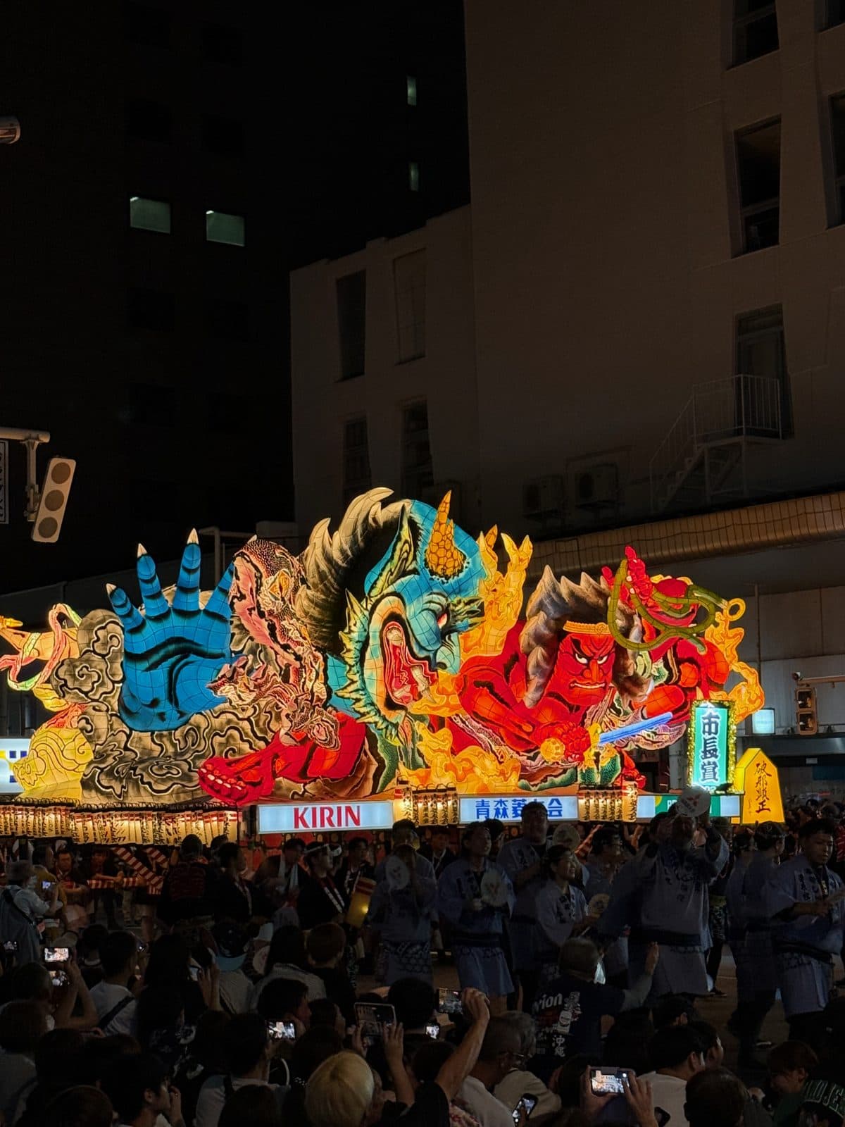 青森ねぶた最終夜の大型ねぶたと沿道の観衆