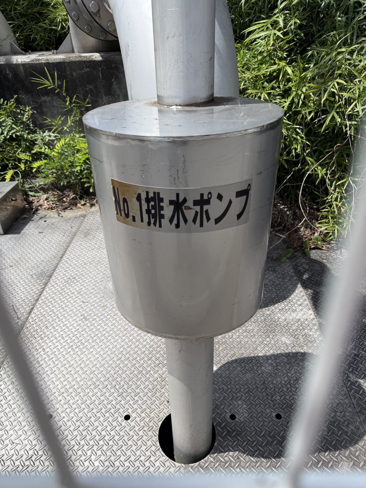 坂川沿いの排水設備。「No.1排水ポンプ」と記された吐出管