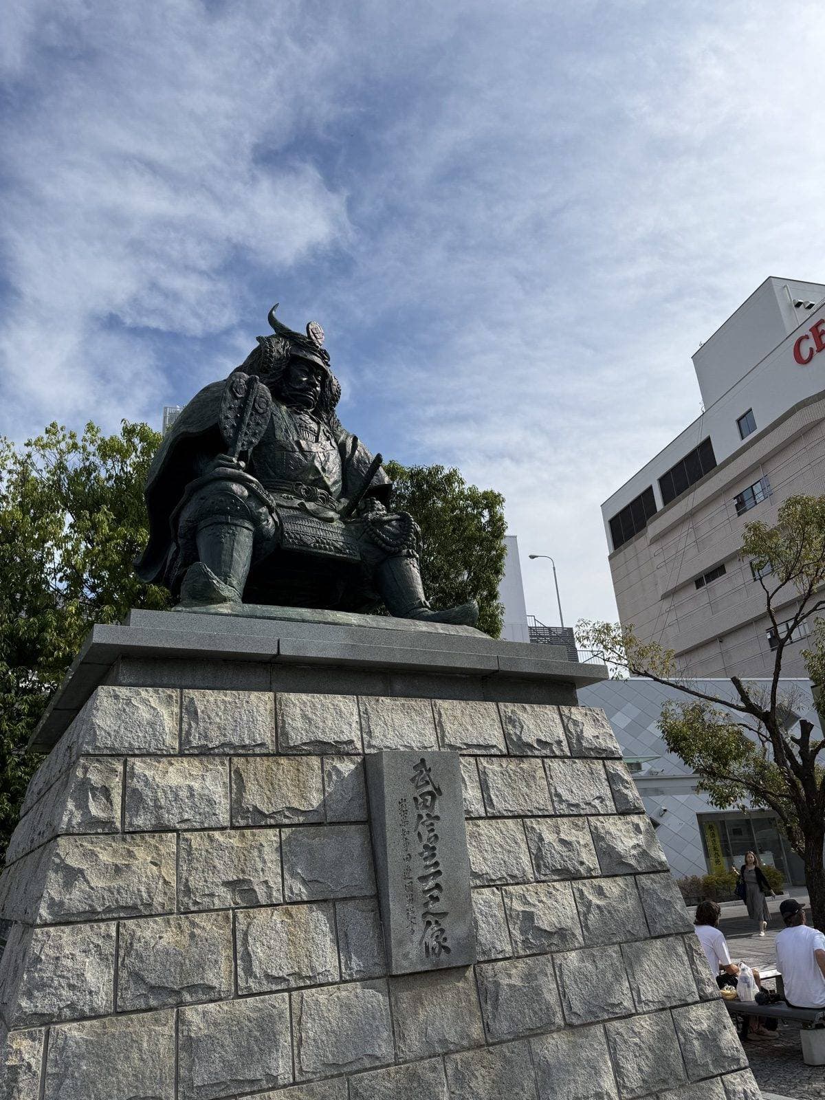 甲府駅前の武田信玄公像
