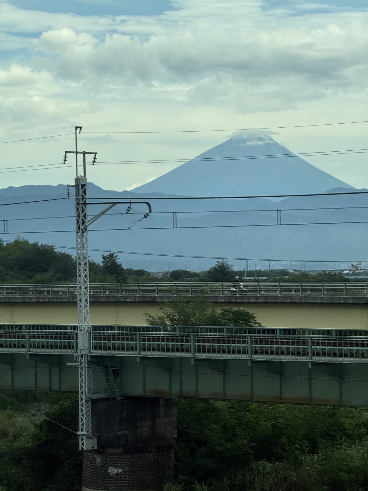 帰路の車窓、鉄橋越しに見えた富士山